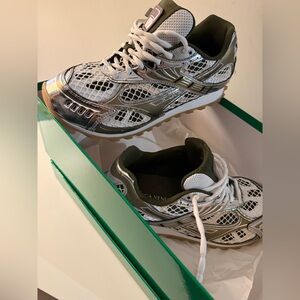 BOTTEGA VENETA
Low-Top Orbit Sneakers size : US MENS 8 (41)